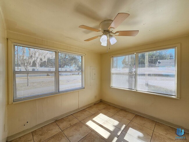 Photo - 2 BEDROOM, 1 BATHROOM House for rent in Lakeland - Available NOW !