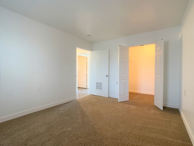 2BR, 1BTH - 850 SF