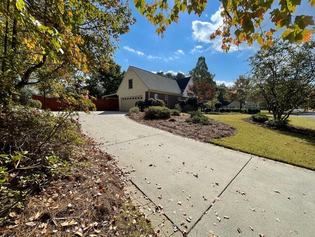Building Photo - Large 4/4 House in Maplewood $2,795