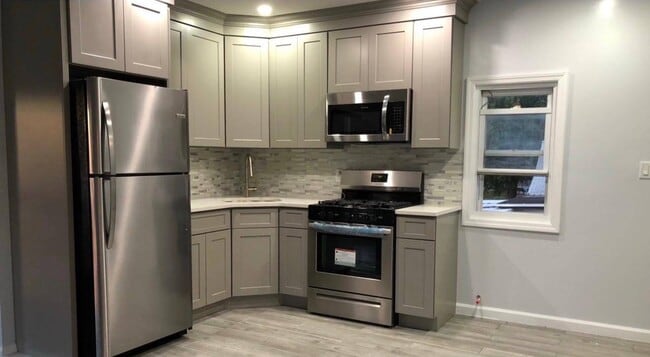107-22 Monterey St