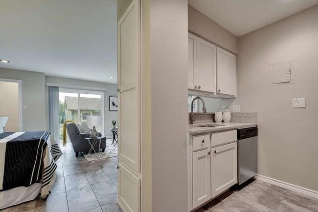 Photo - 3819 Southway Dr Unit 210
