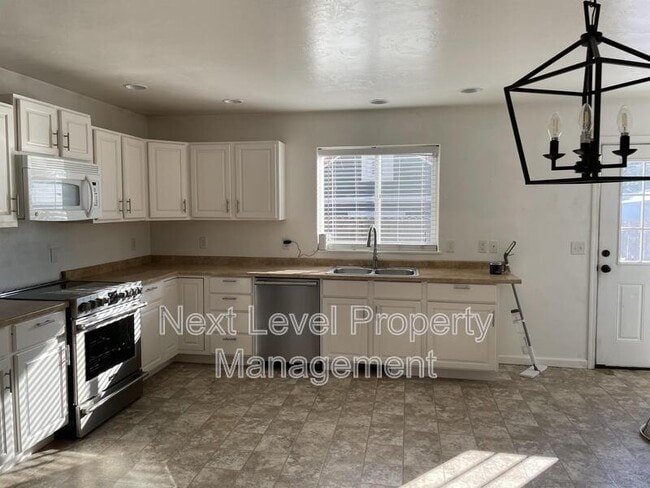 Photo - 735 7th Ave E