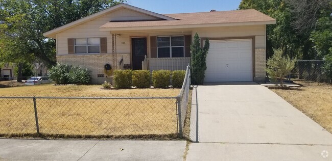 Building Photo - 907 San Antonio St Rental