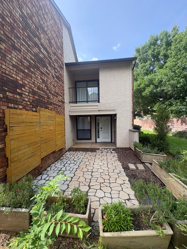 827 W Harwood Rd Unit E