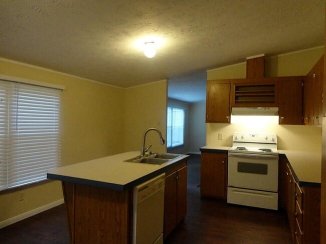 Photo - 16658 Meadowcroft St