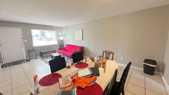 Photo - WALKABLE 2/1 TWN w/ & Washer/Dryer! Close ...