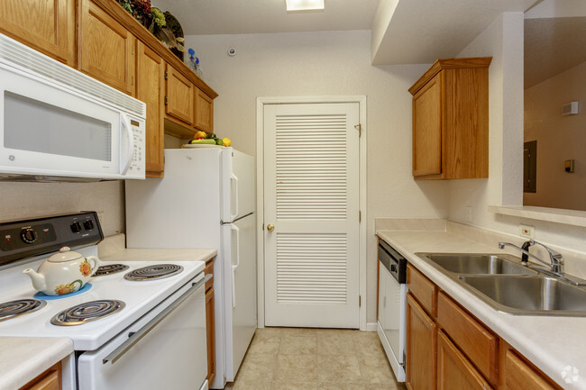 2BR, 2BA - 967 SF - Chase Court Apartments