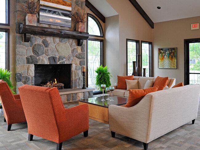 Casa club con chimenea y área de salón