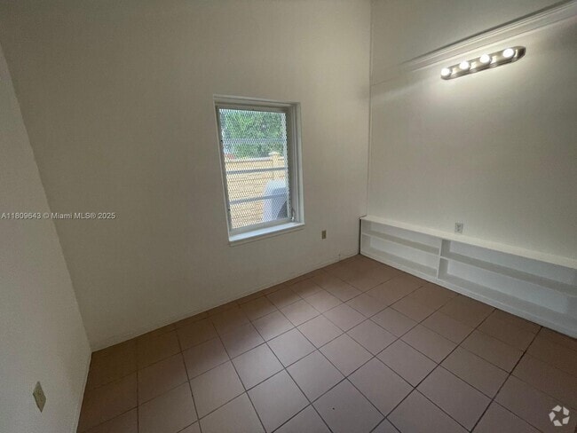 Building Photo - 840 SW 7th St Unit 842 Rental
