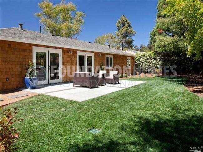 Building Photo - Remodeled 4BD/2BA in Prime Tiburon Locatio... Rental