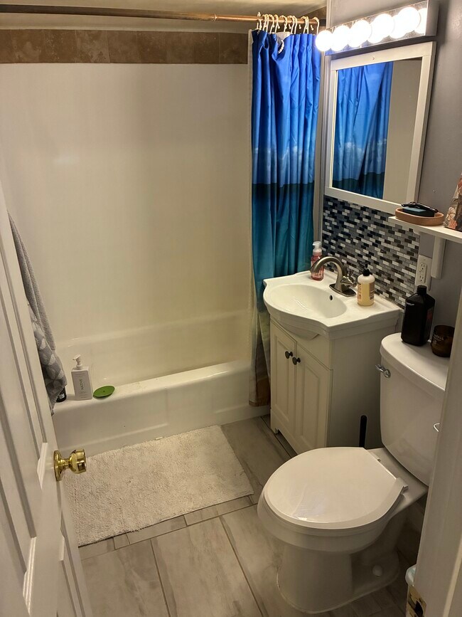 Bathroom - 926 Fulton St SE Unit 4
