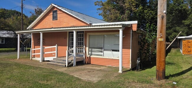 Building Photo - Large home on a corner lot in Ville Platte