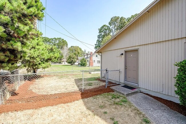 Photo - 3609 White Oak Ct NE