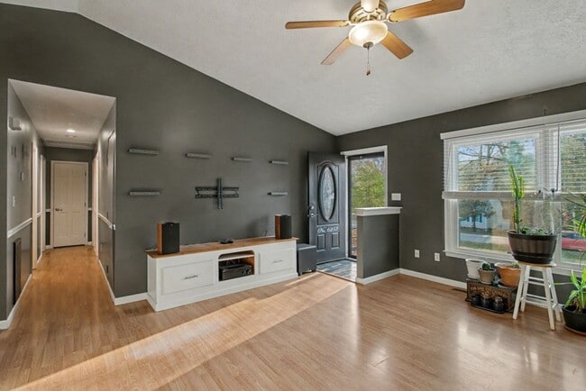 Photo - 4 bedrooms with 2 ensuites-close to shopping.