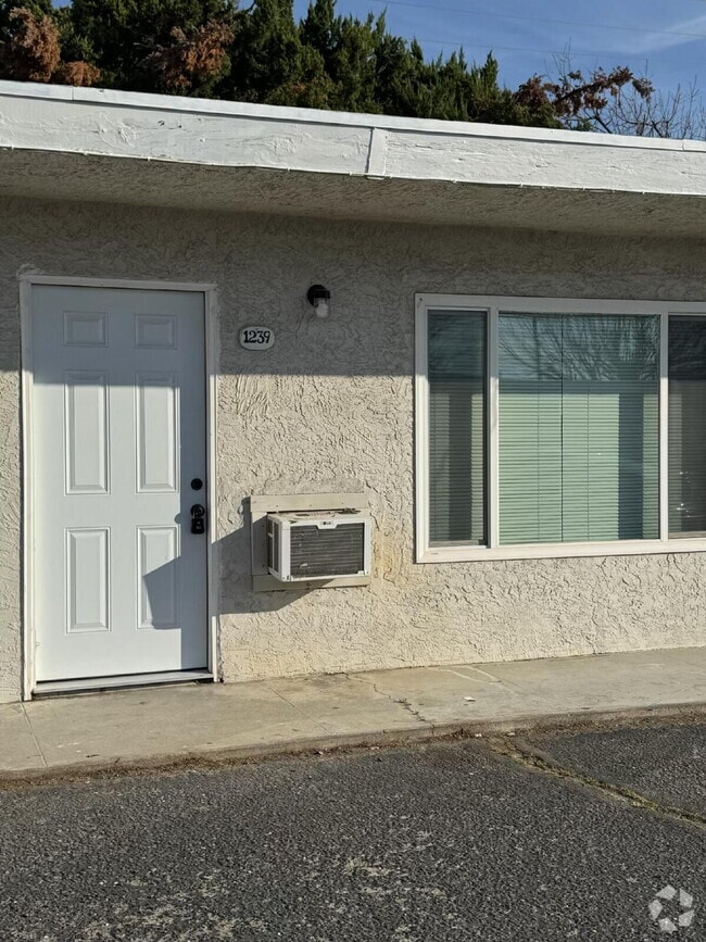 Building Photo - Charming Studio Apartment in Atwater – Con...