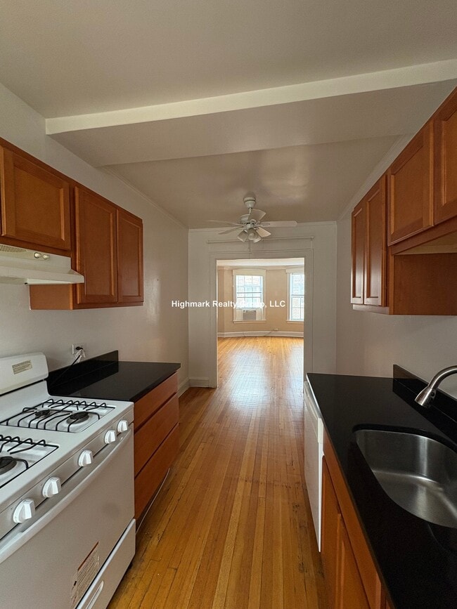 Building Photo - 907 Elmwood Ave Unit N3