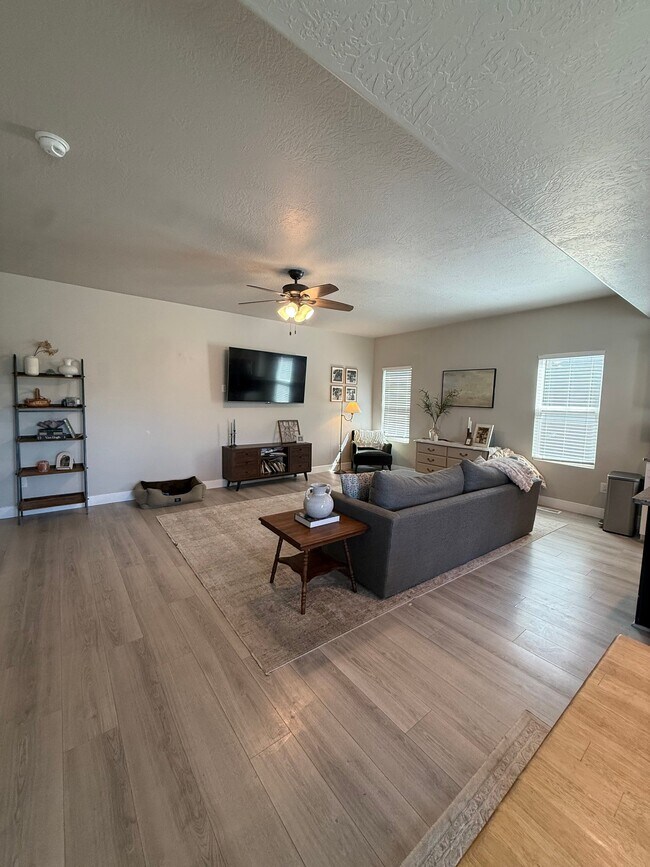 8627 N Cottonwood Alley