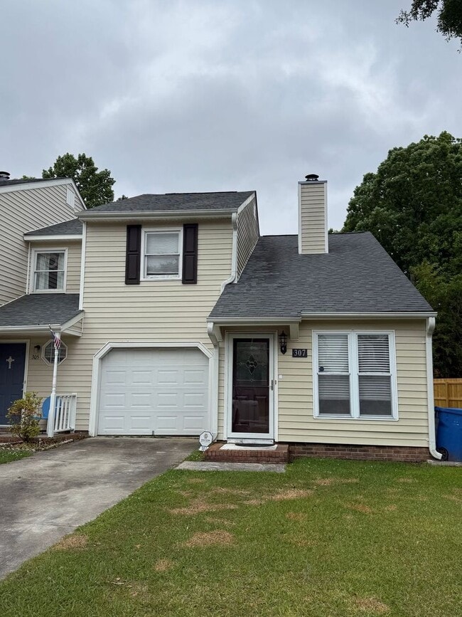 Building Photo - Nice 2 bedroom, 1.5 Townhouse