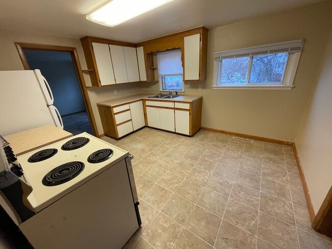 Building Photo - 706 2nd Ave NW Unit Lower Level