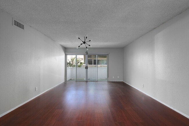 Sala de estar - 20134 Leadwell St Unidad 208