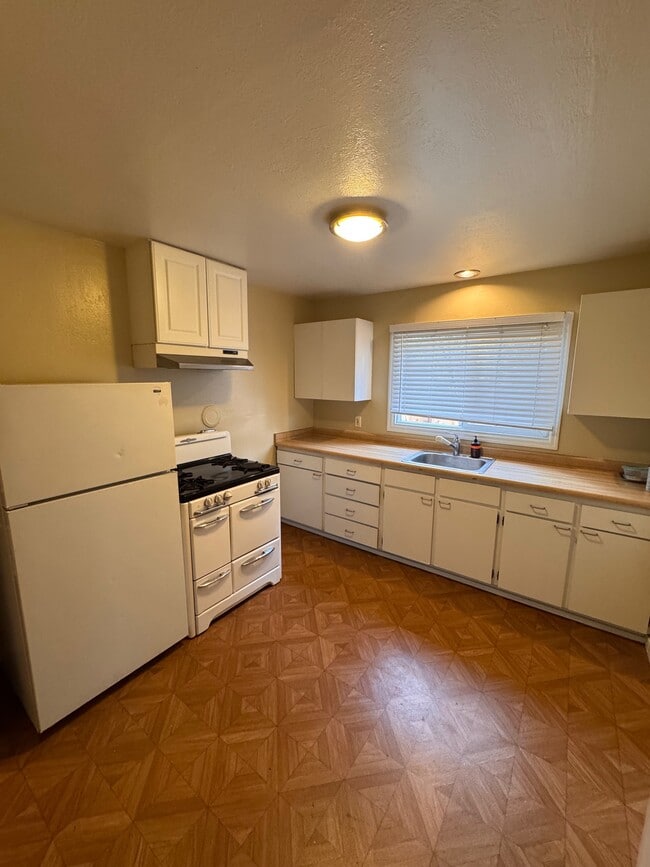 Photo - 201 H St Unit B