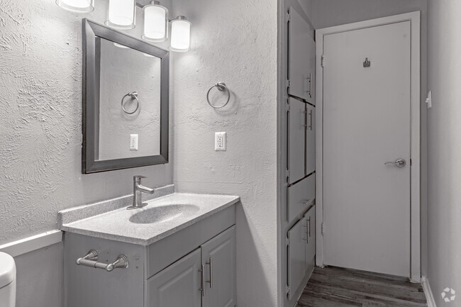 2BR, 2BA - 912SF (B1) - Baño