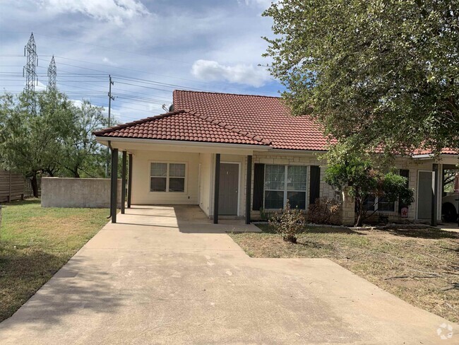 Building Photo - 700 Hi Cir W Rental