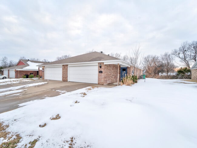 Building Photo - 231 N Broadway Dr