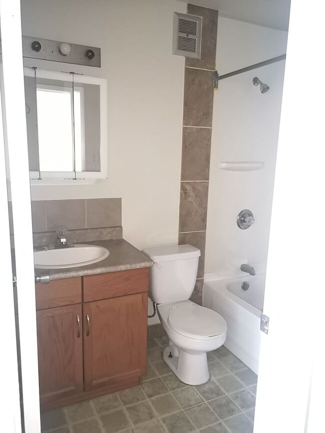 Photo - 10730 84 Av NW Unit Sherwood Glen