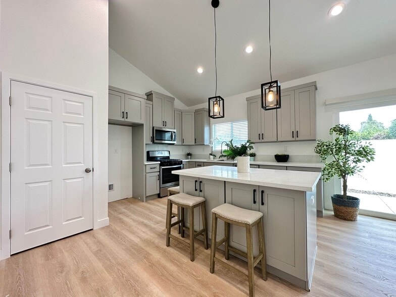 2418 Thorn Pl
