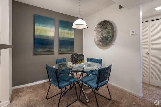 2BR, 2BA - 816SF - Dining Area