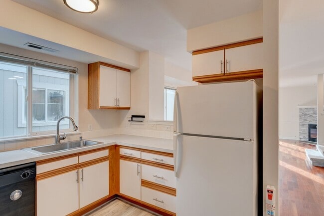 Building Photo - 2 Bedroom, 2.5 Bath Condo in Madrona Heights