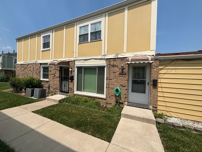 Building Photo - 20124 Oak Ln Unit -