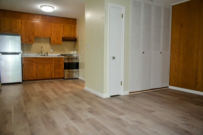 Building Photo - 1550 CT-12 Unit 4