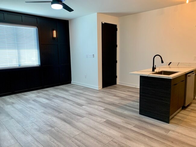 Photo - 2549 Saint Peter St Unidad 2551