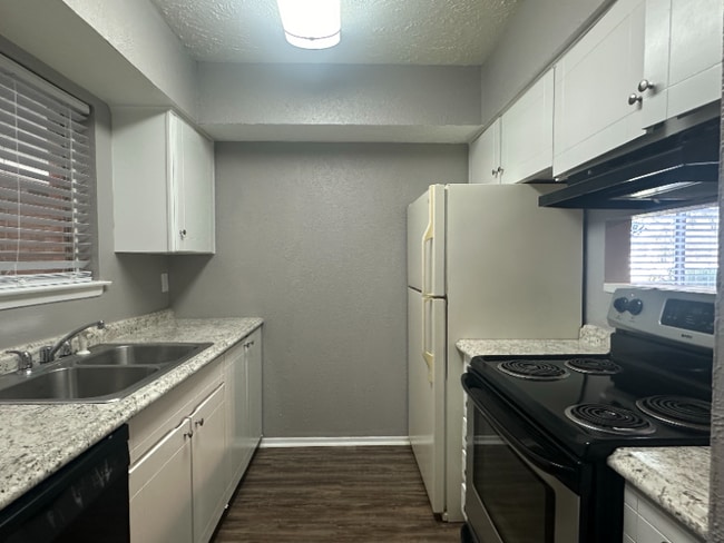 Photo - 2114 E Marshall Ave Unit 112