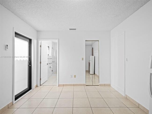 Photo - 4355 W 9th Ct Unidad 0