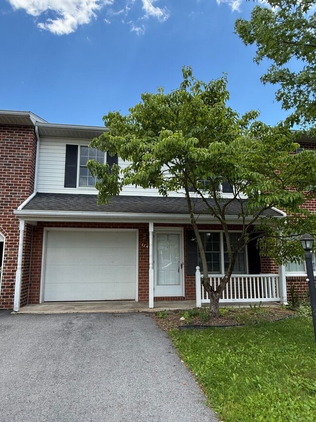 Building Photo - 3-Bedroom | 2.5-Bathroom Townhome - Attached Garage