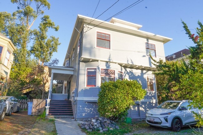 Building Photo - Light And Bright Studio In Prime Berkeley Neighborhood!