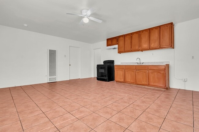 Photo - 1166 E 43rd Pl Unidad 1166 1/2  E 43rd Pl