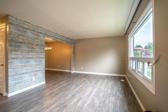 Photo - 301 Edgewood St