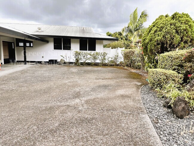 Building Photo - Kaumana Terrace Home