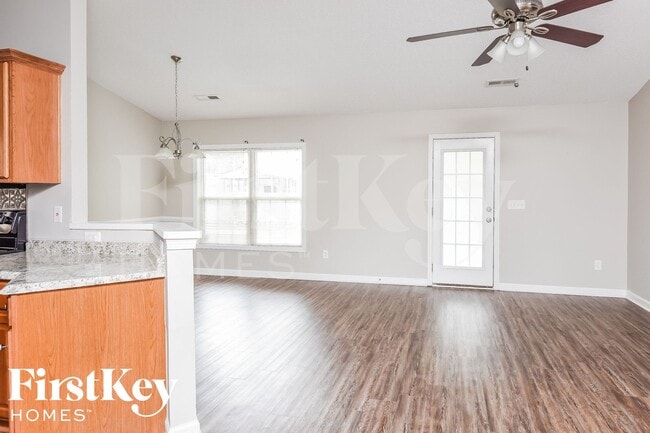 Photo - 435 Stephanie Dr