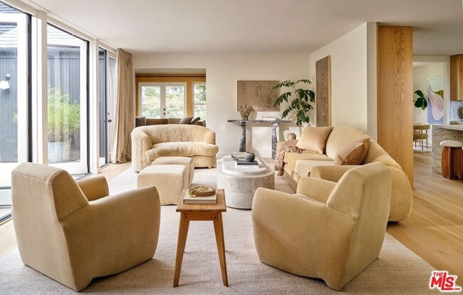 Photo - 8673 Hollywood Blvd