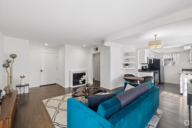 2BR, 2BA - 900SF - Living Room