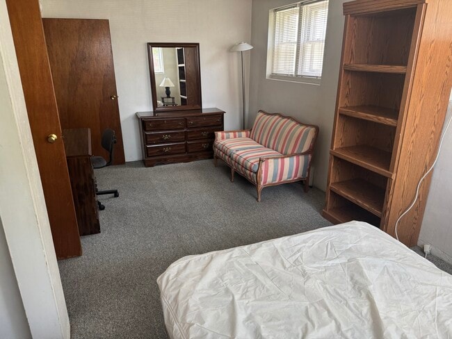 Photo - 105 E John St