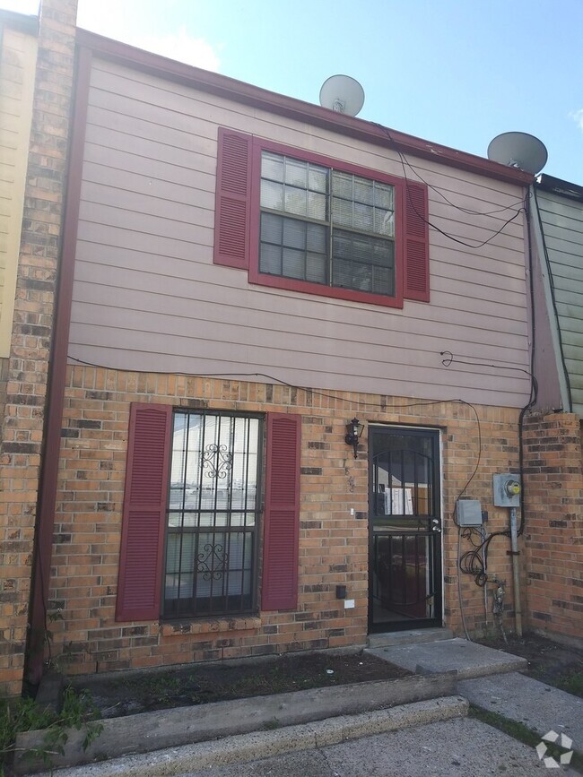 Building Photo - 3 Bedroom Town-home