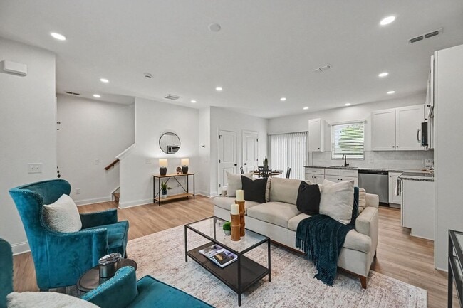 37 E 13th St