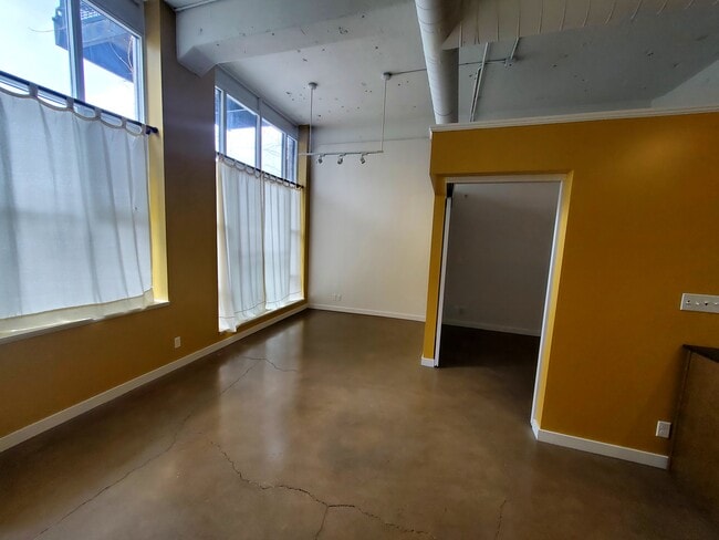 Building Photo - 404 King St E Unit 228