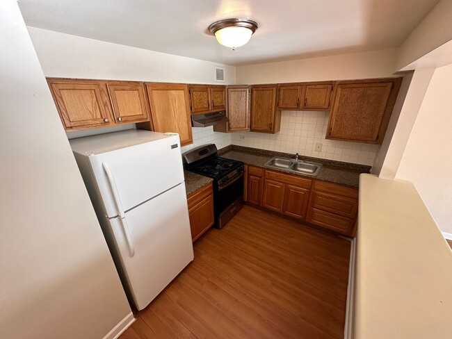 Building Photo - 7300 N Ridge Blvd Unit 204 Rental